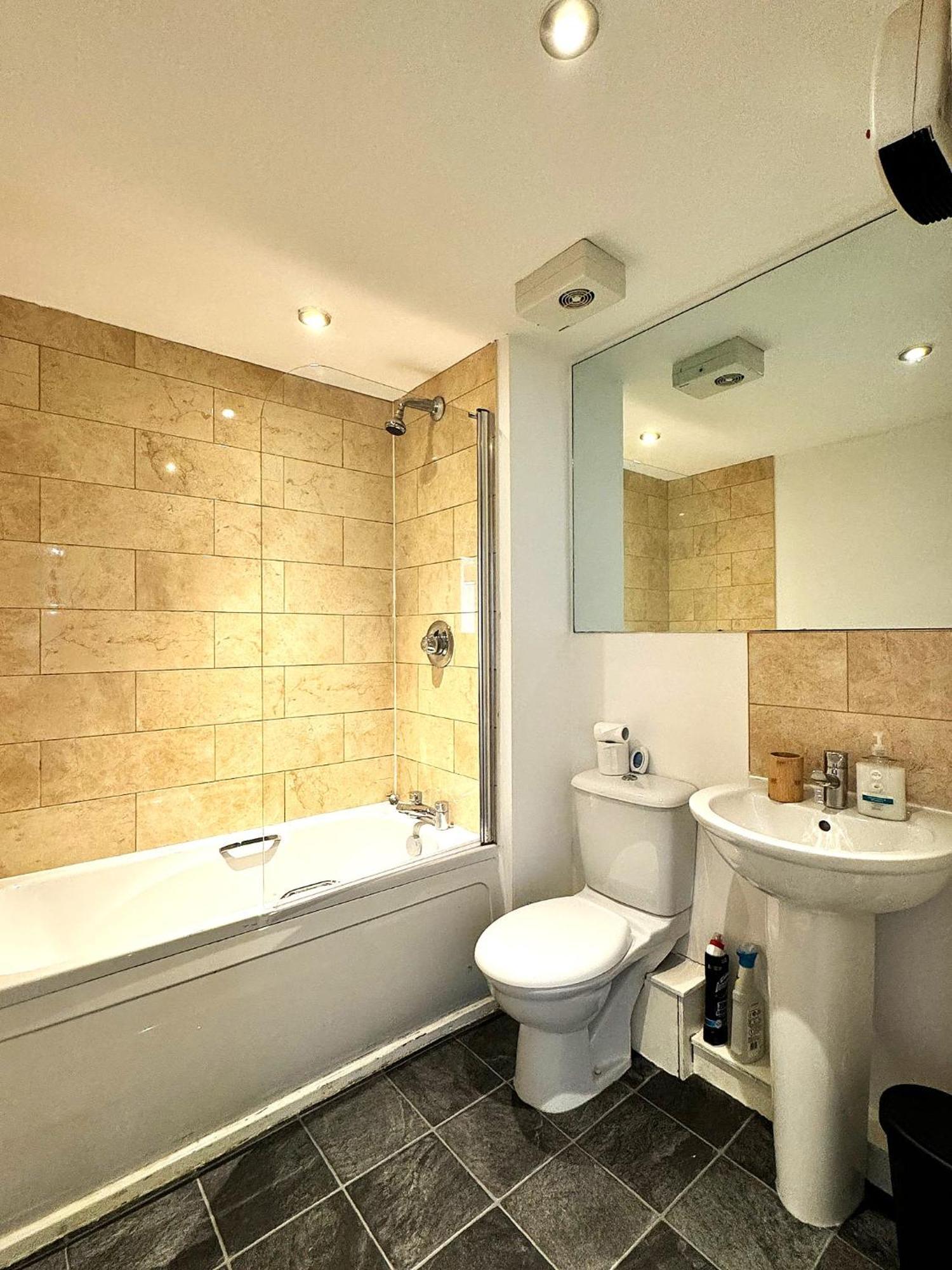 2 Bed Ensuite With Balcony And Free Onsite Secure Parking Манчестър Екстериор снимка