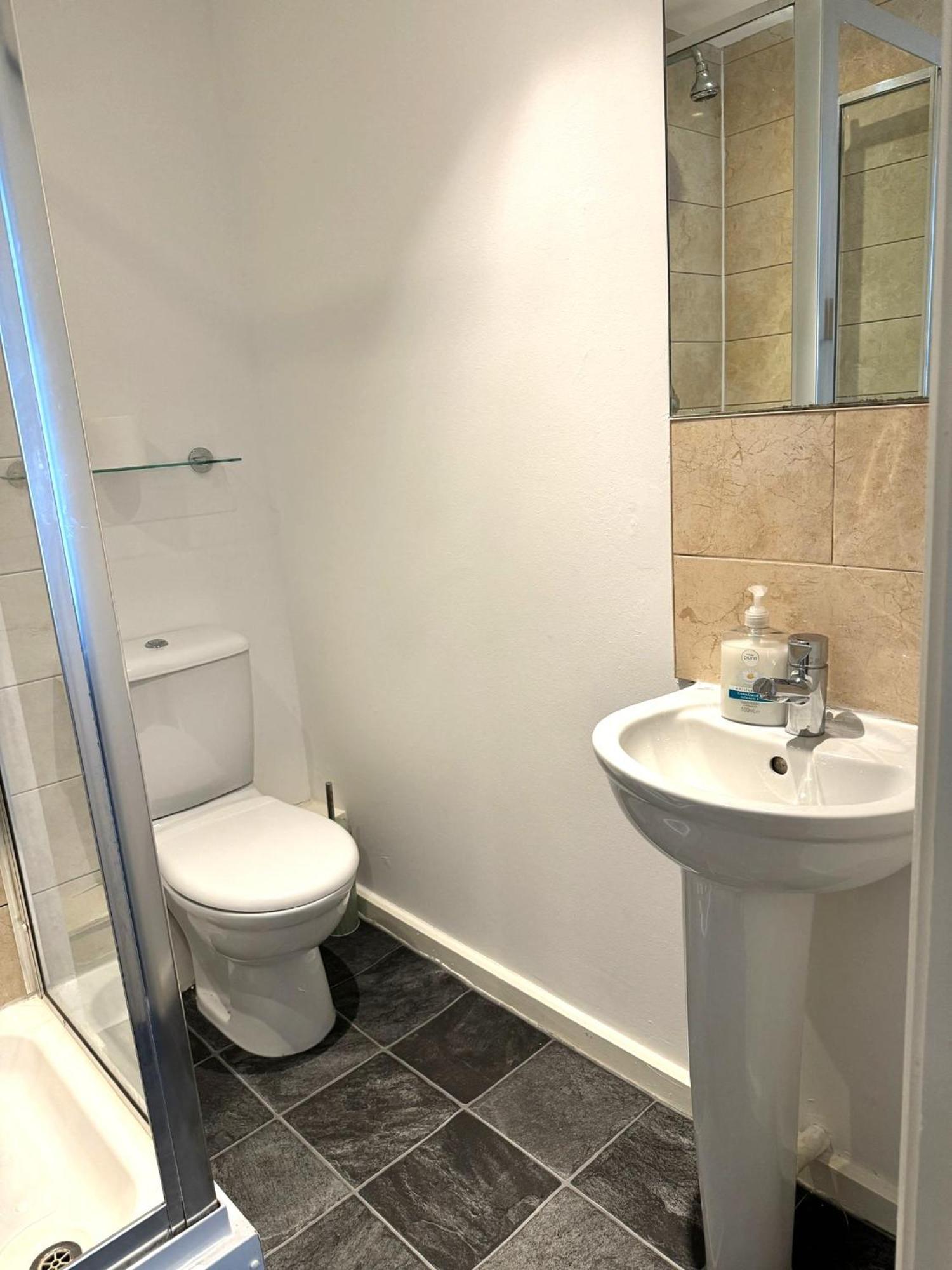 2 Bed Ensuite With Balcony And Free Onsite Secure Parking Манчестър Екстериор снимка